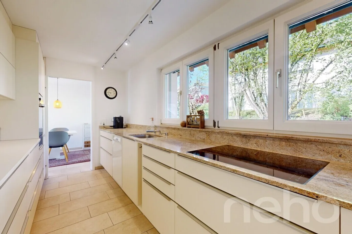 Beautiful 9-room single-family home with a separate apartment in Madetswil (ZH) - Photo 4 of 12