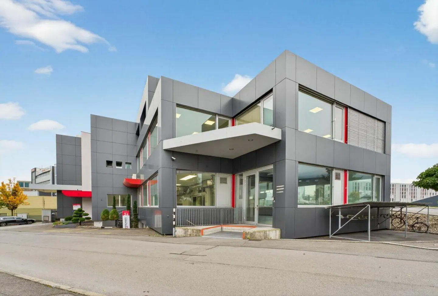 Propriété de bureau et commerciale attrayante à Kriens - Photo 1 sur 9