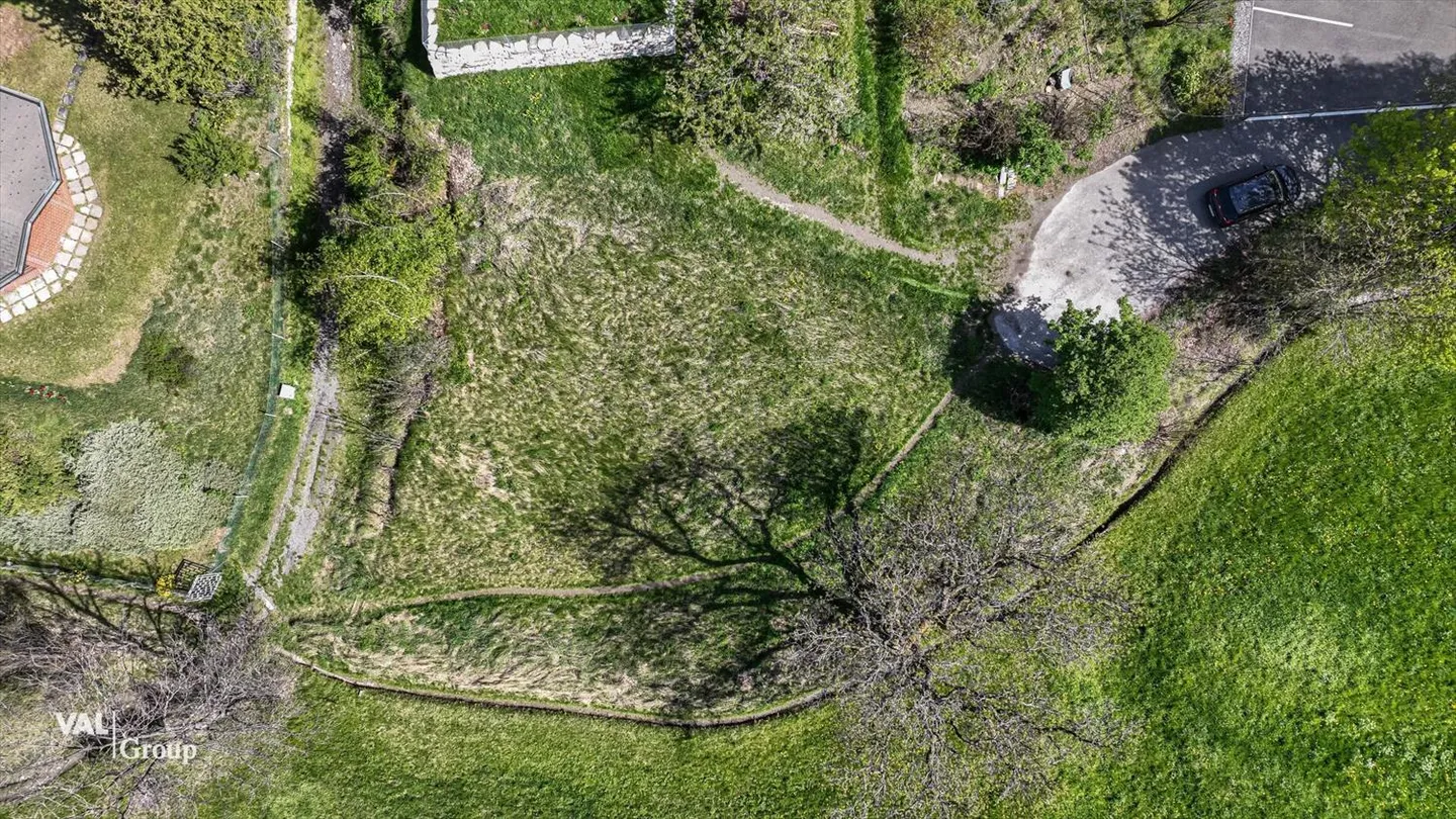 Building land with approved single-family house in an exclusive, elevated location - Photo 8 of 10