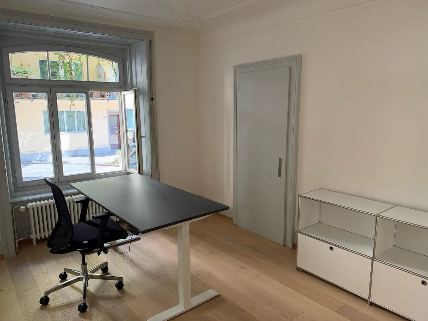 Une à deux salles de bureau à sous-louer dans un ancien bâtiment rénové - Photo 1 sur 3
