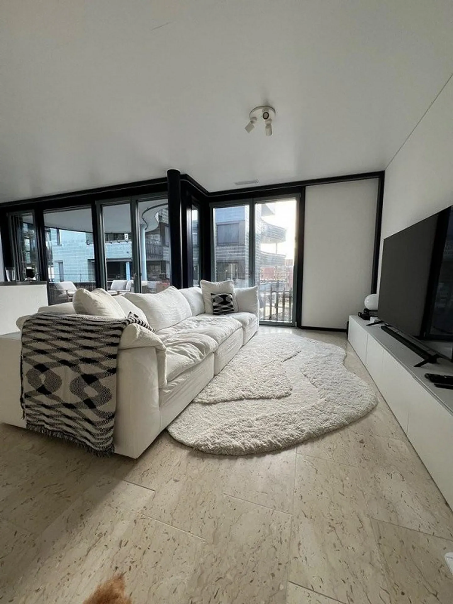 Appartement neuf de 3,5 pièces baigné de lumière près de l'aéroport - Photo 3 sur 6