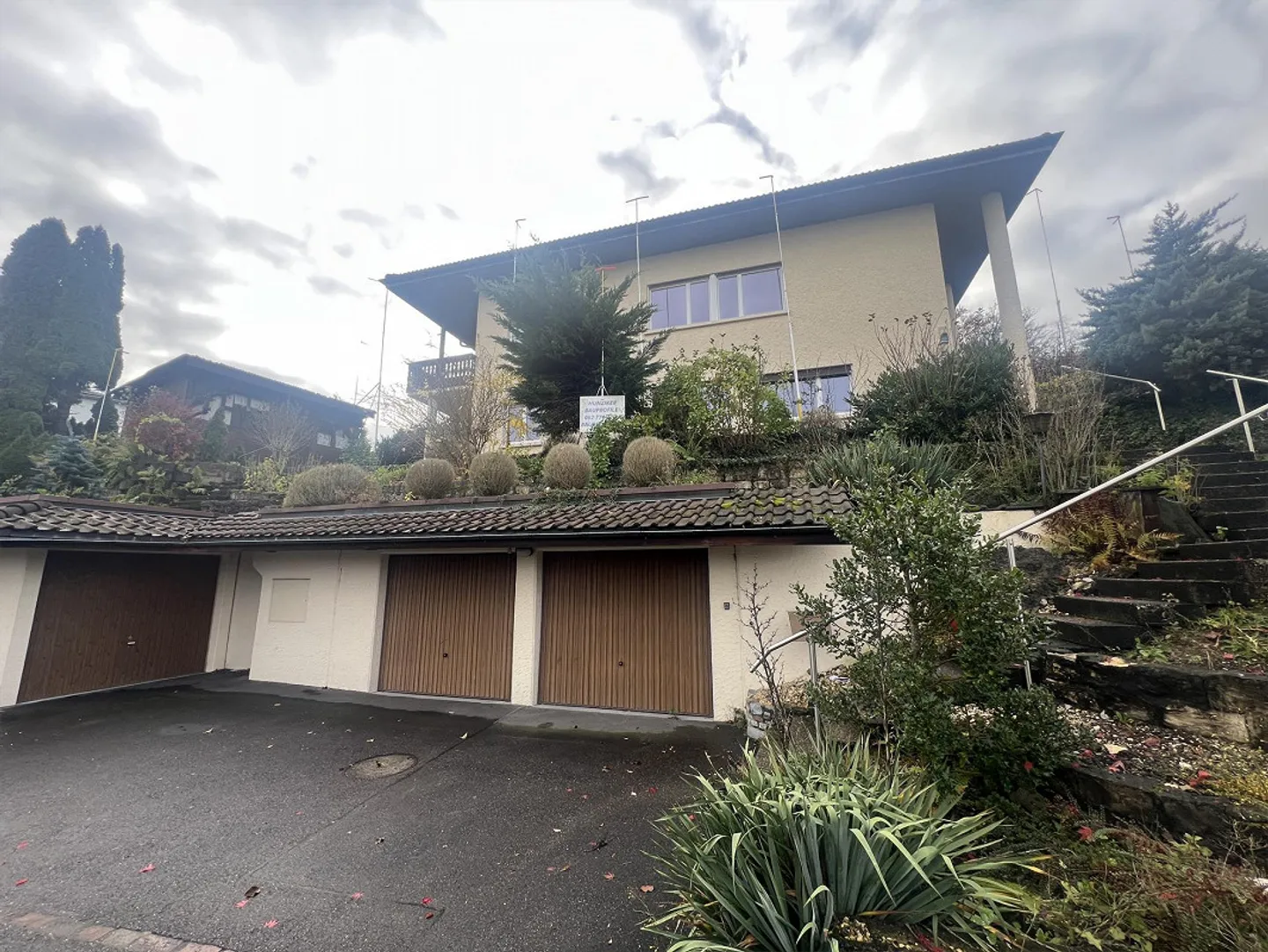 8-Room House with Garden & 3 Garages - Photo 1 of 14