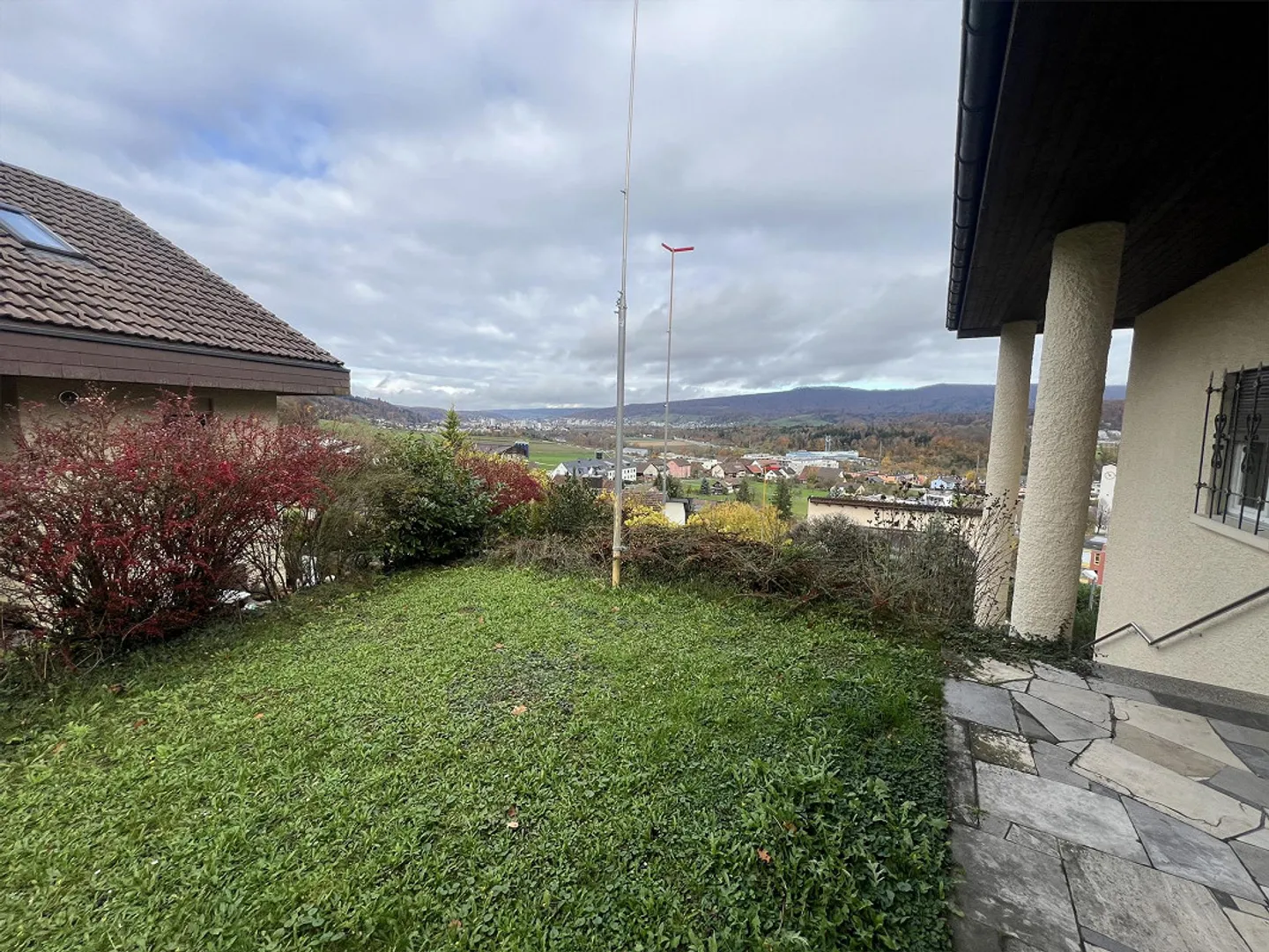 8-Room House with Garden & 3 Garages - Photo 2 of 14