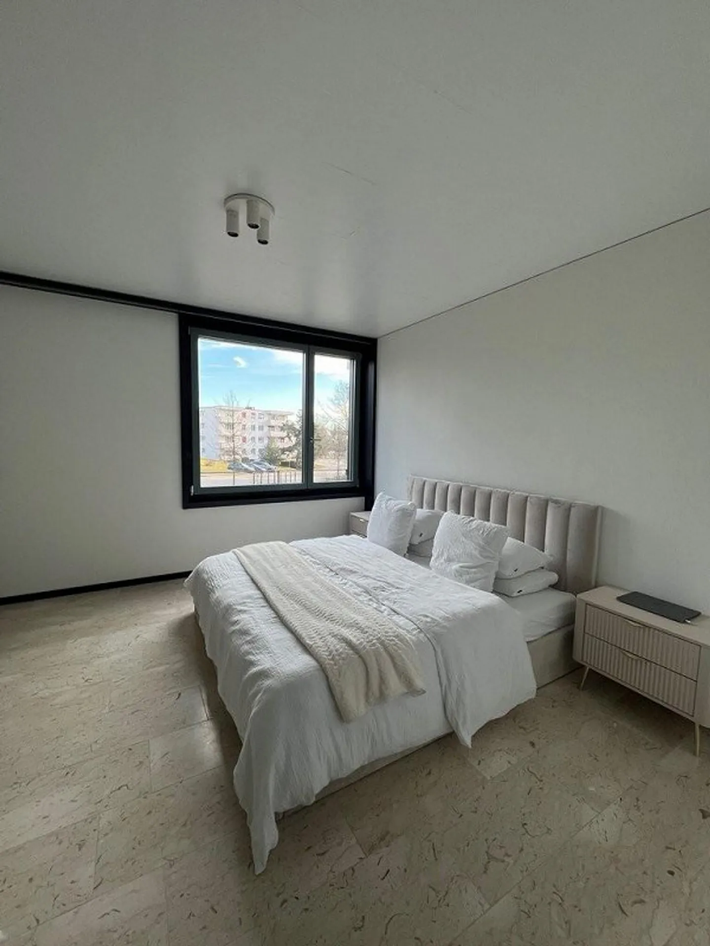 Appartement neuf de 3,5 pièces baigné de lumière près de l'aéroport - Photo 5 sur 6