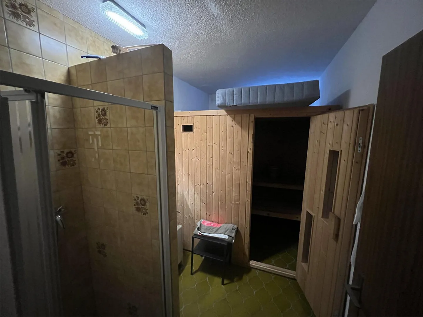 8-Room House with Garden & 3 Garages - Photo 6 of 14