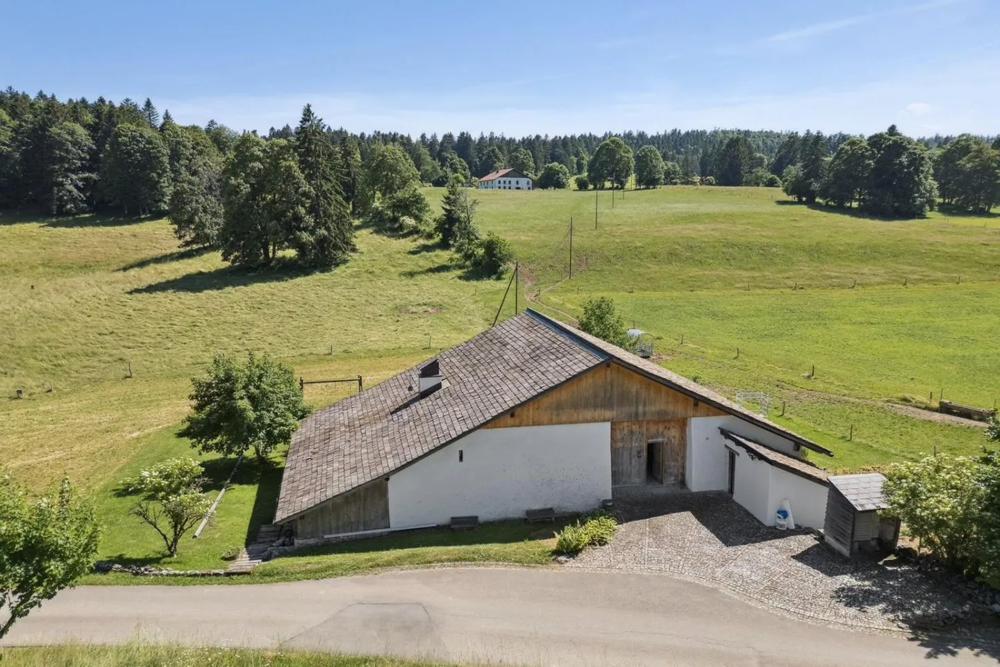 Magnificent renovated farm. Entered into the history of watchmaking - Photo 4 of 13