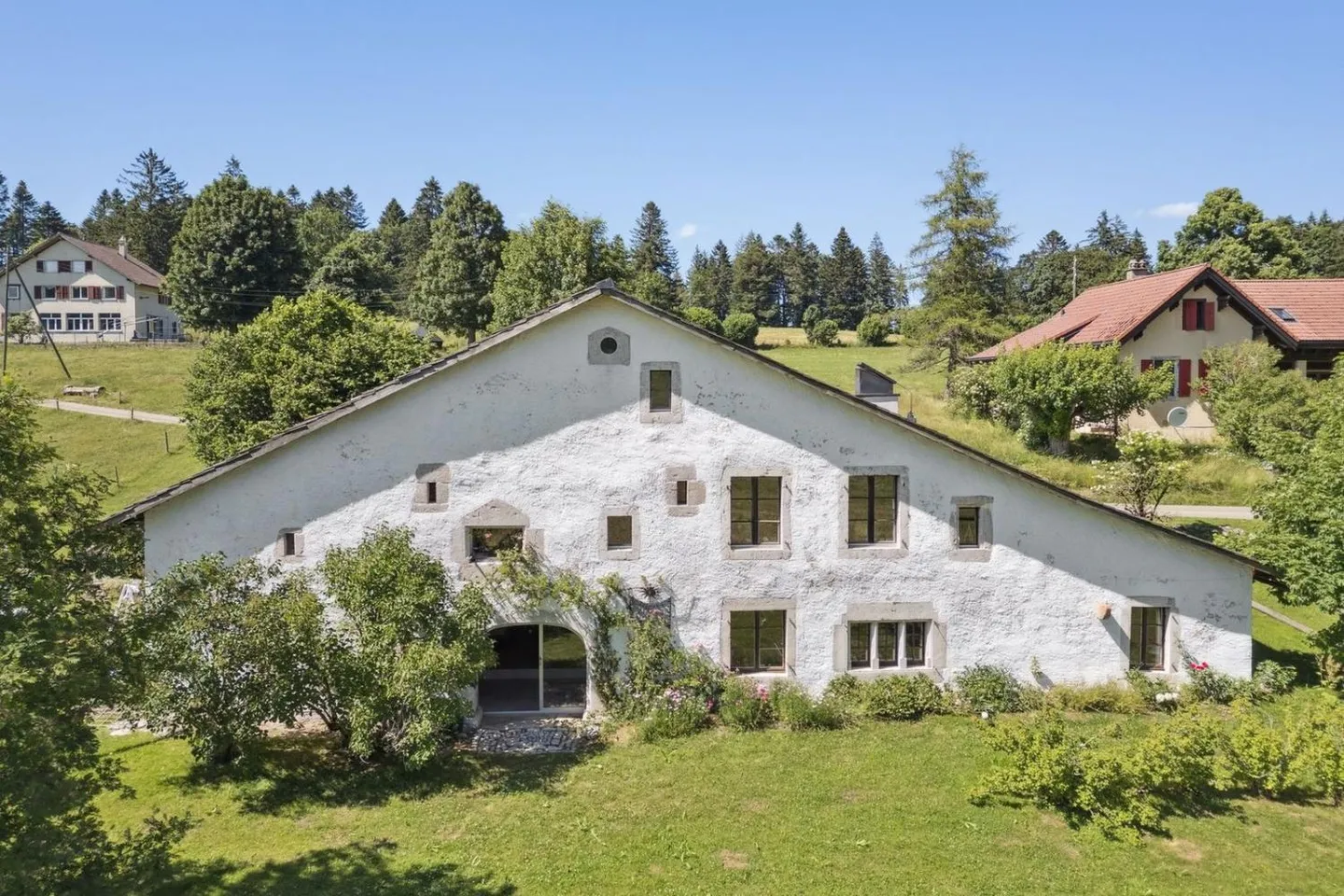 Magnificent renovated farm. Entered into the history of watchmaking - Photo 2 of 13