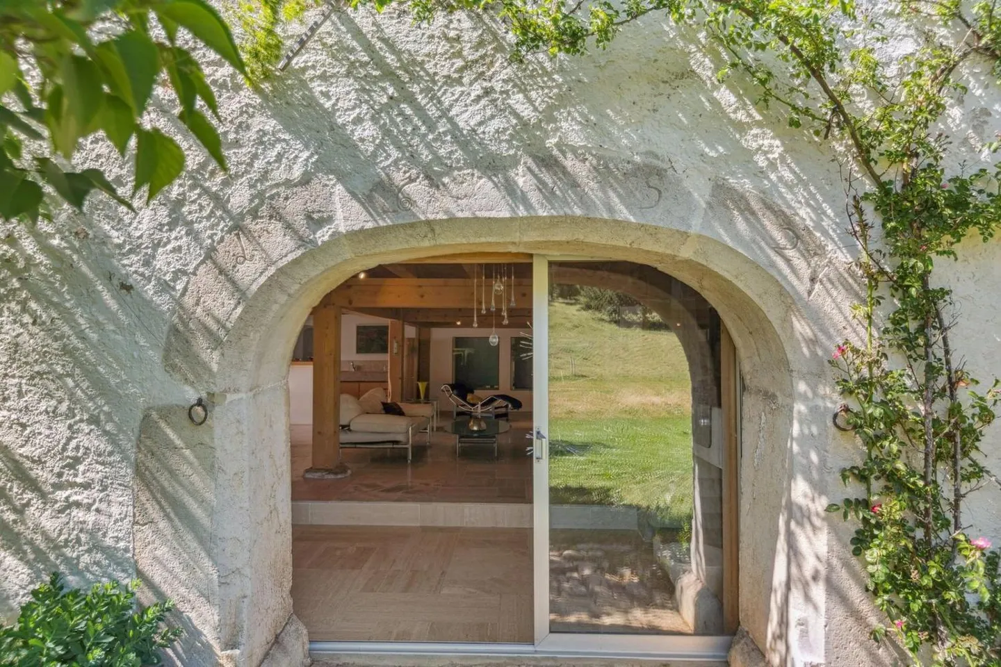 Magnificent renovated farm. Entered into the history of watchmaking - Photo 3 of 13