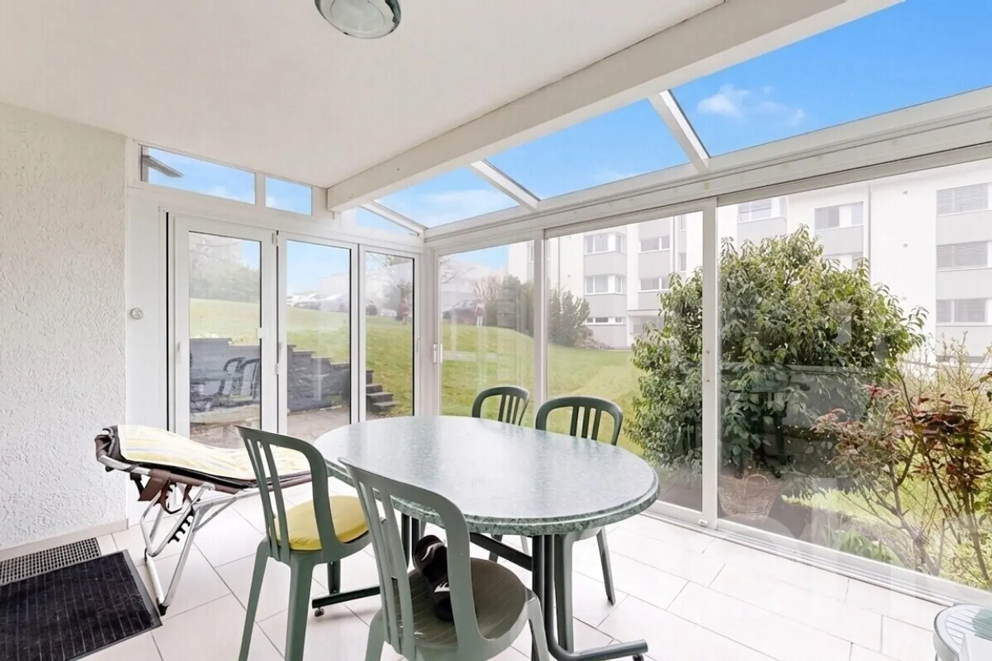 Cozy 3.5-room garden apartment with winter garden in Speicher - Photo 1 of 12