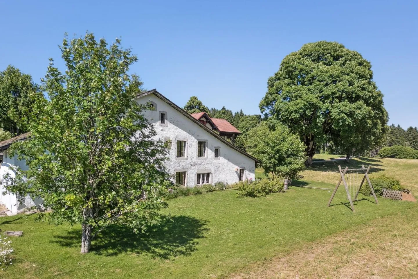 Magnificent renovated farm. Entered into the history of watchmaking - Photo 8 of 13