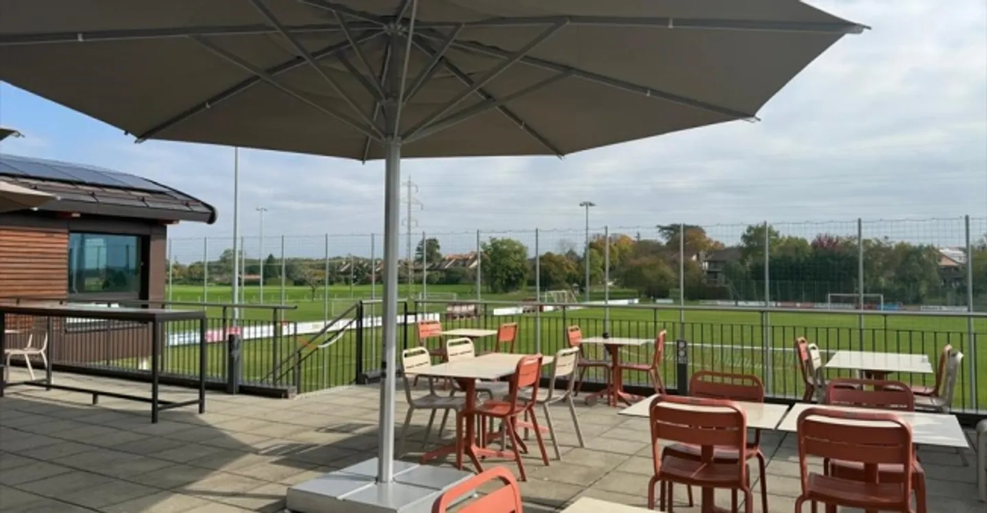 Mixed-use building for rent - Photo 4 of 12