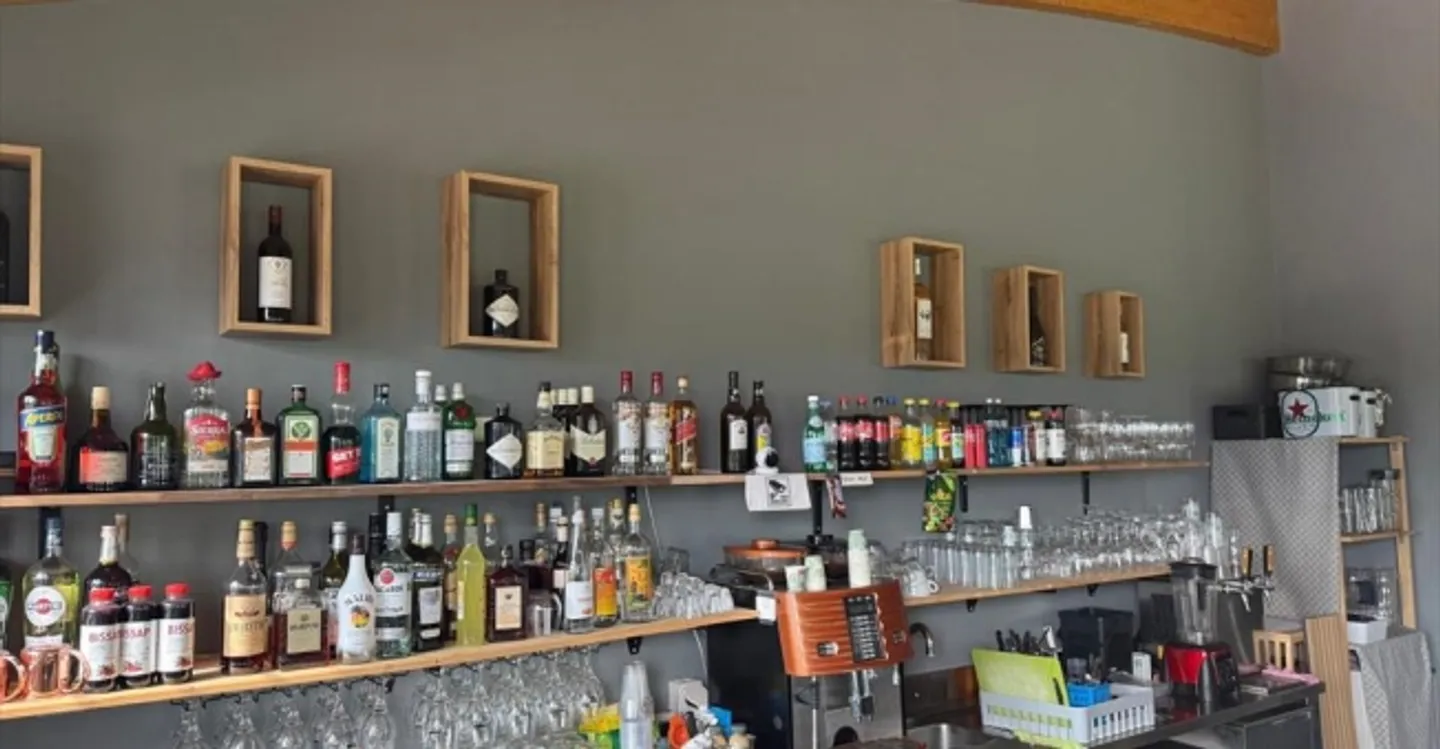 Mixed-use building for rent - Photo 5 of 12