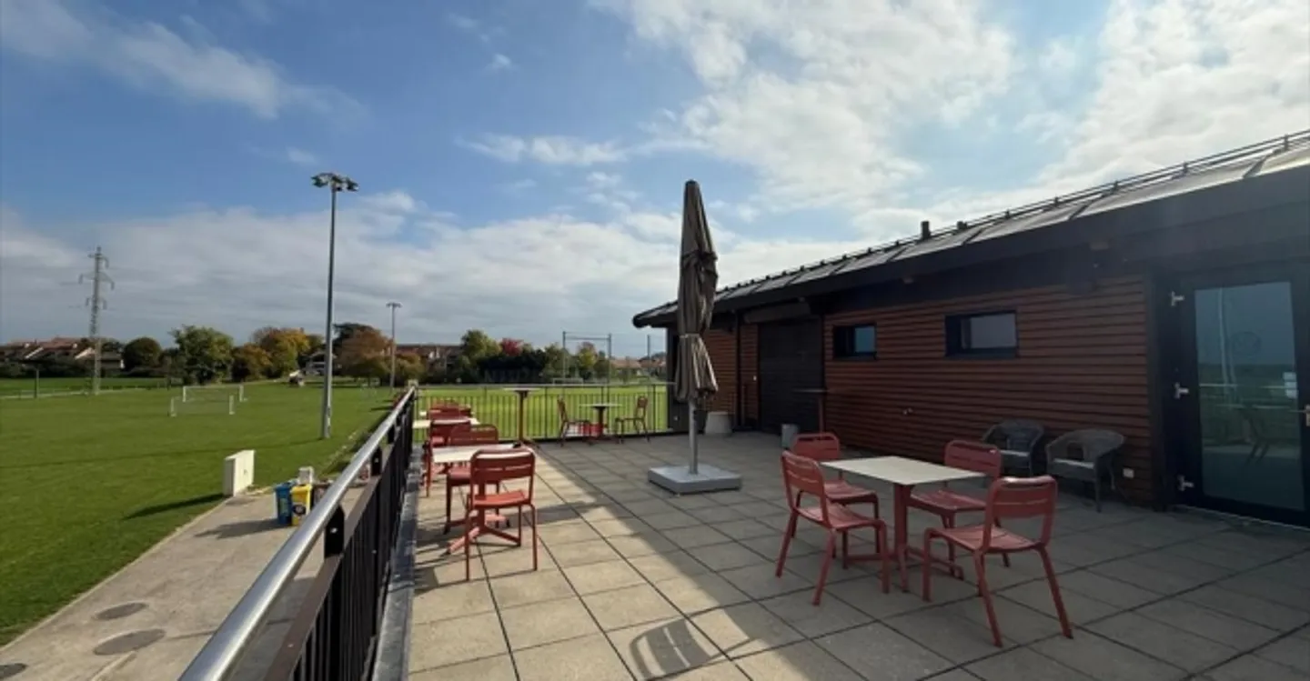 Mixed-use building for rent - Photo 9 of 12