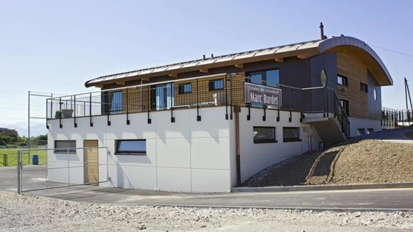 Mixed-use building for rent - Photo 10 of 12