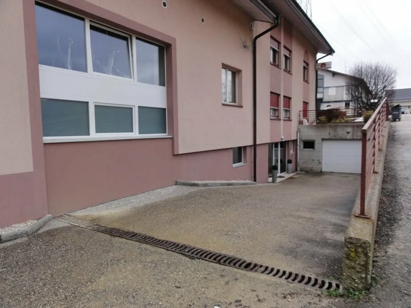 Innenparkplatz in geschlossenem Parkplatz - Foto 2 von 2