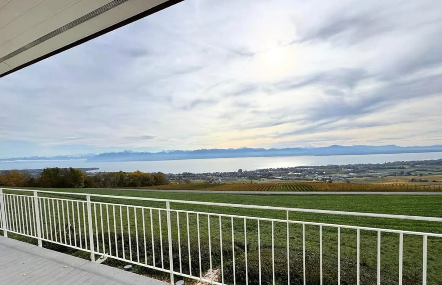 Freistehendes Haus mit Panoramablick auf den See - Foto 2 von 13