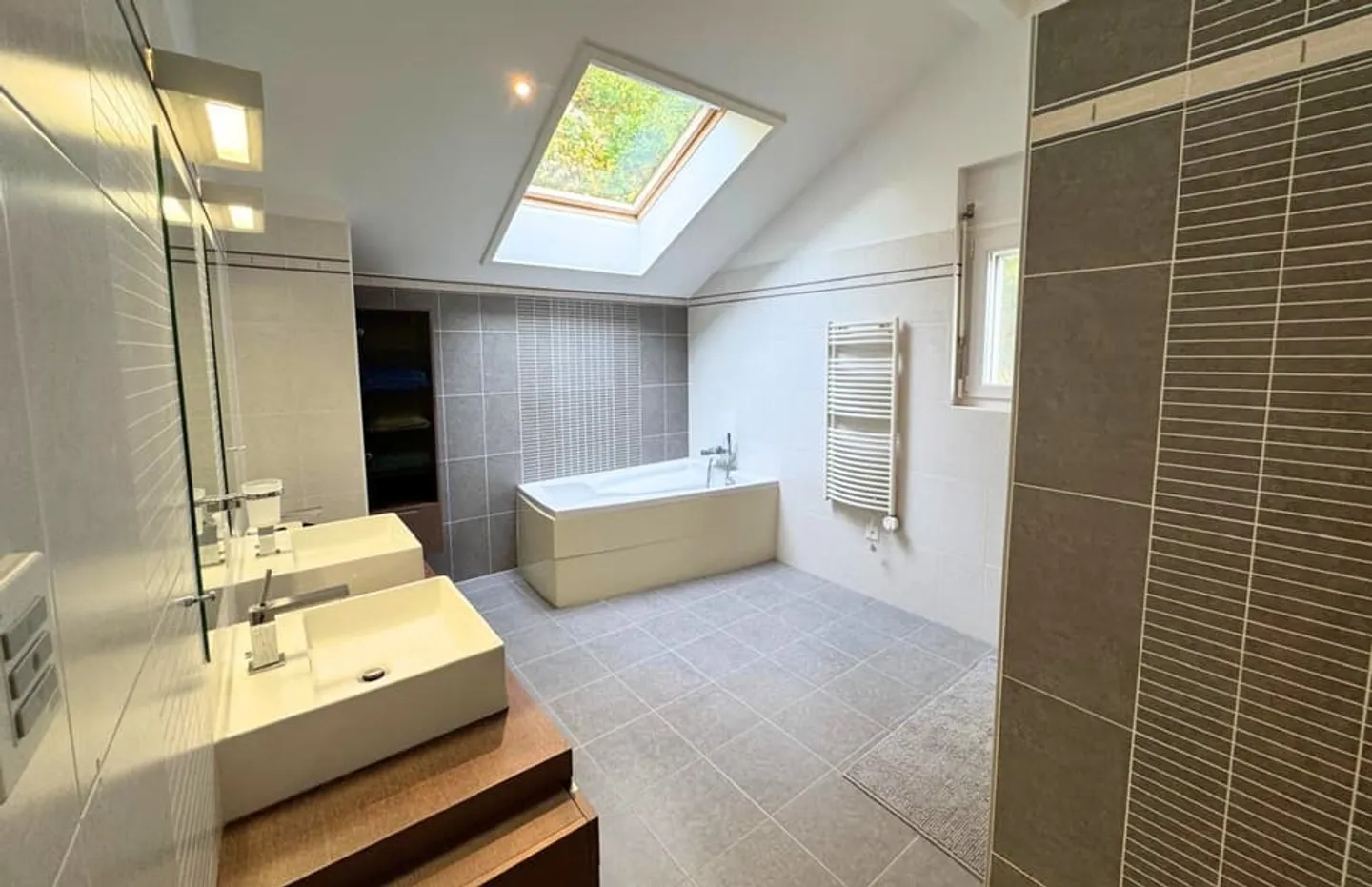 Freistehendes Haus mit Panoramablick auf den See - Foto 10 von 13