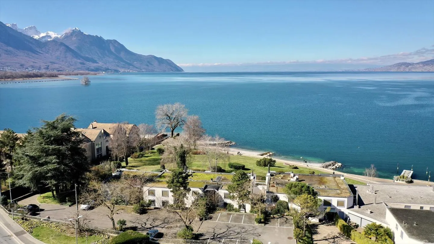 Opportunità, 4 appartamenti da ristrutturare in riva al lago - Foto 1 di 13