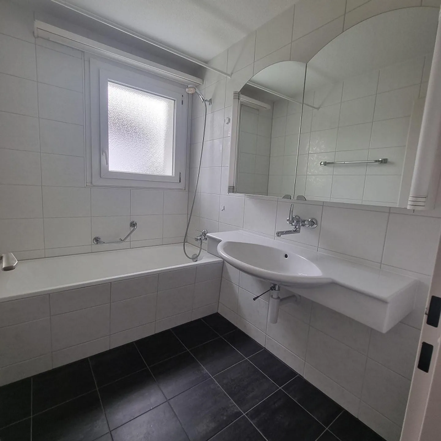 Helle 4.5-Zimmerwohnung mit Aussicht - Foto 7 von 9