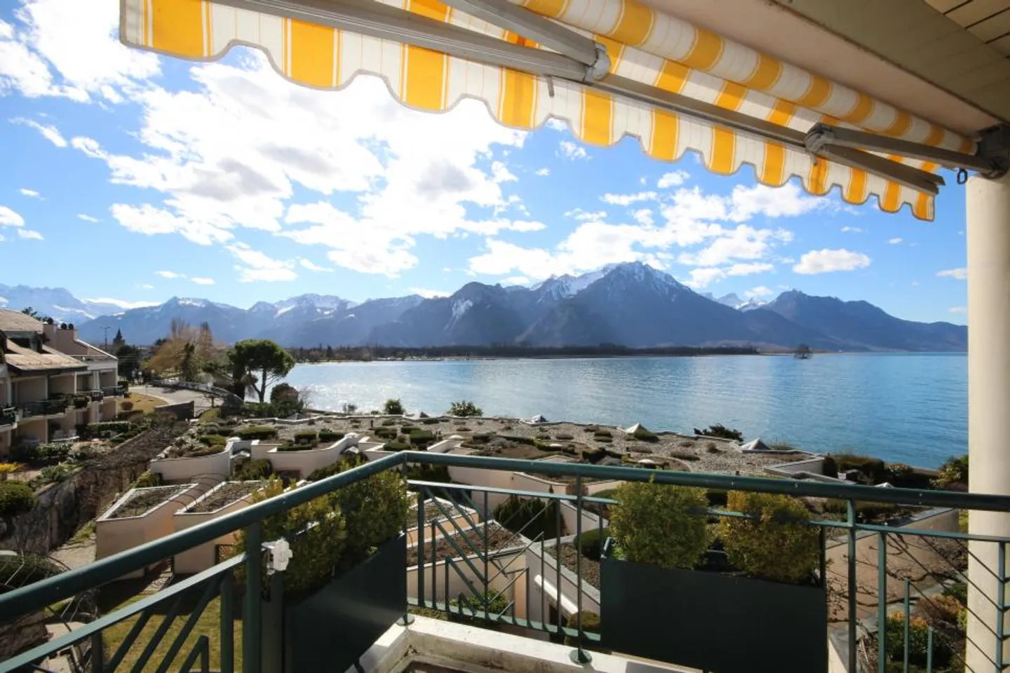 Sulla riva del lago con vista panoramica - Foto 1 di 7