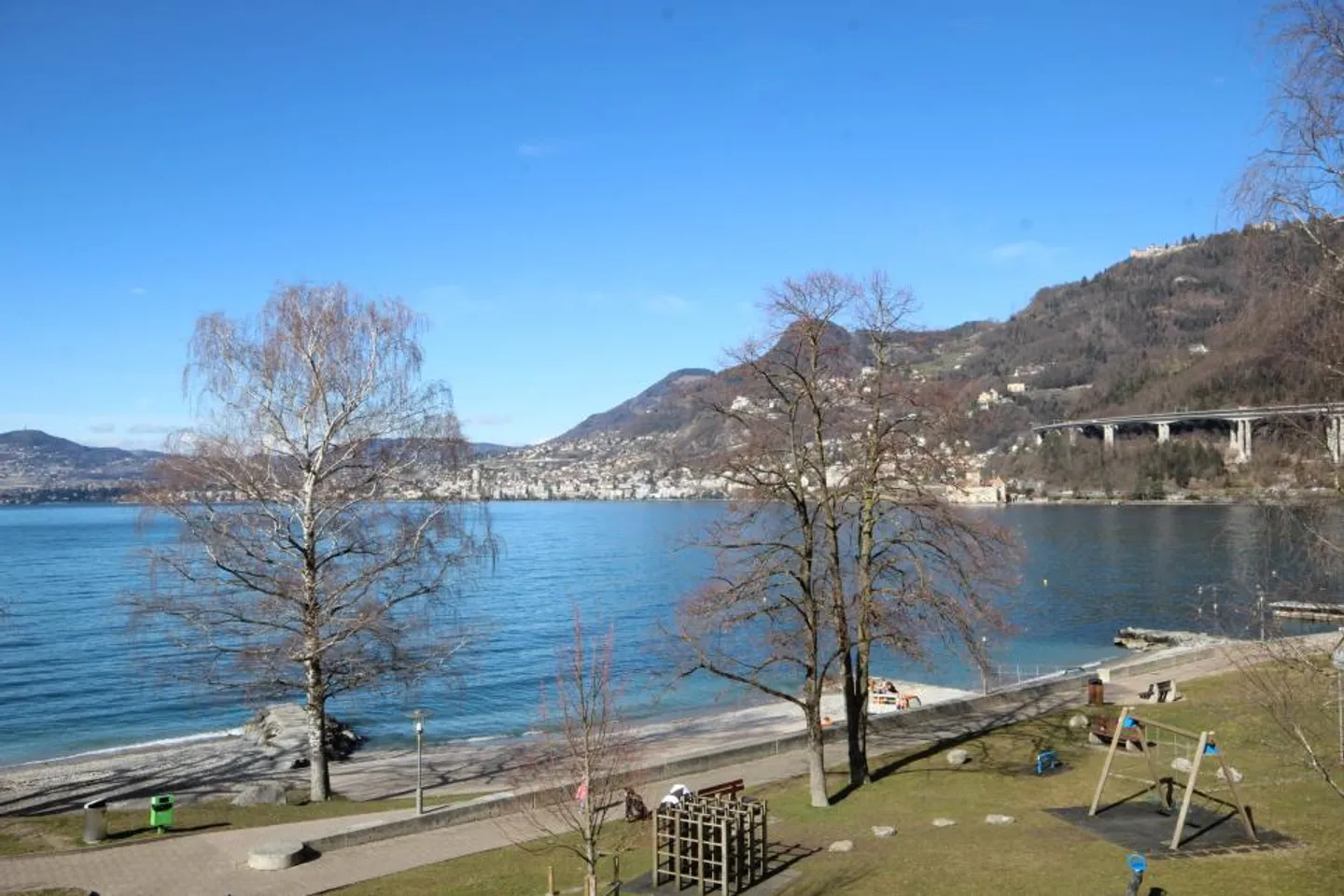Sulla riva del lago con vista panoramica - Foto 6 di 7