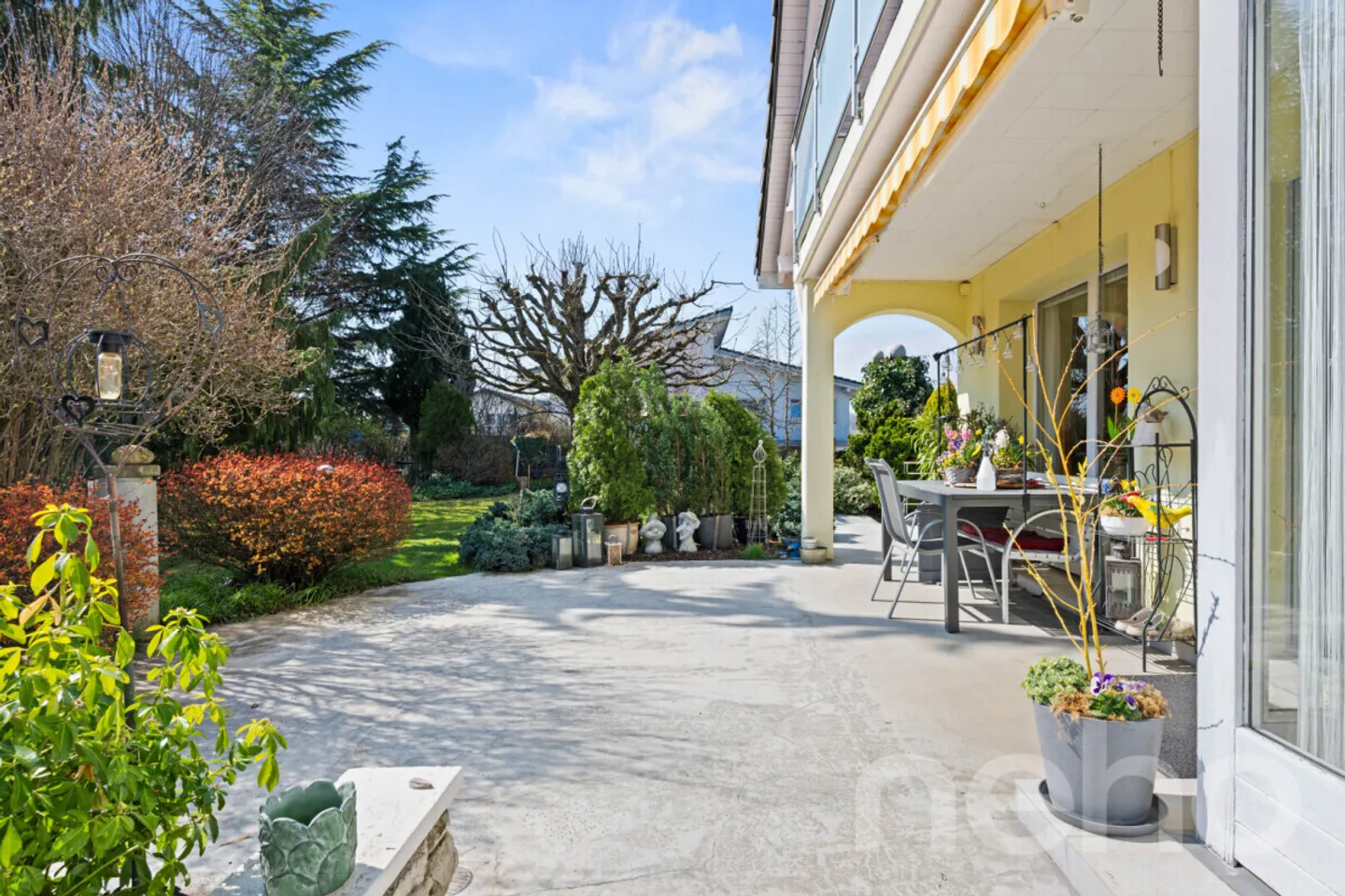 Spacious Family Home with Garden - Photo 3 of 13