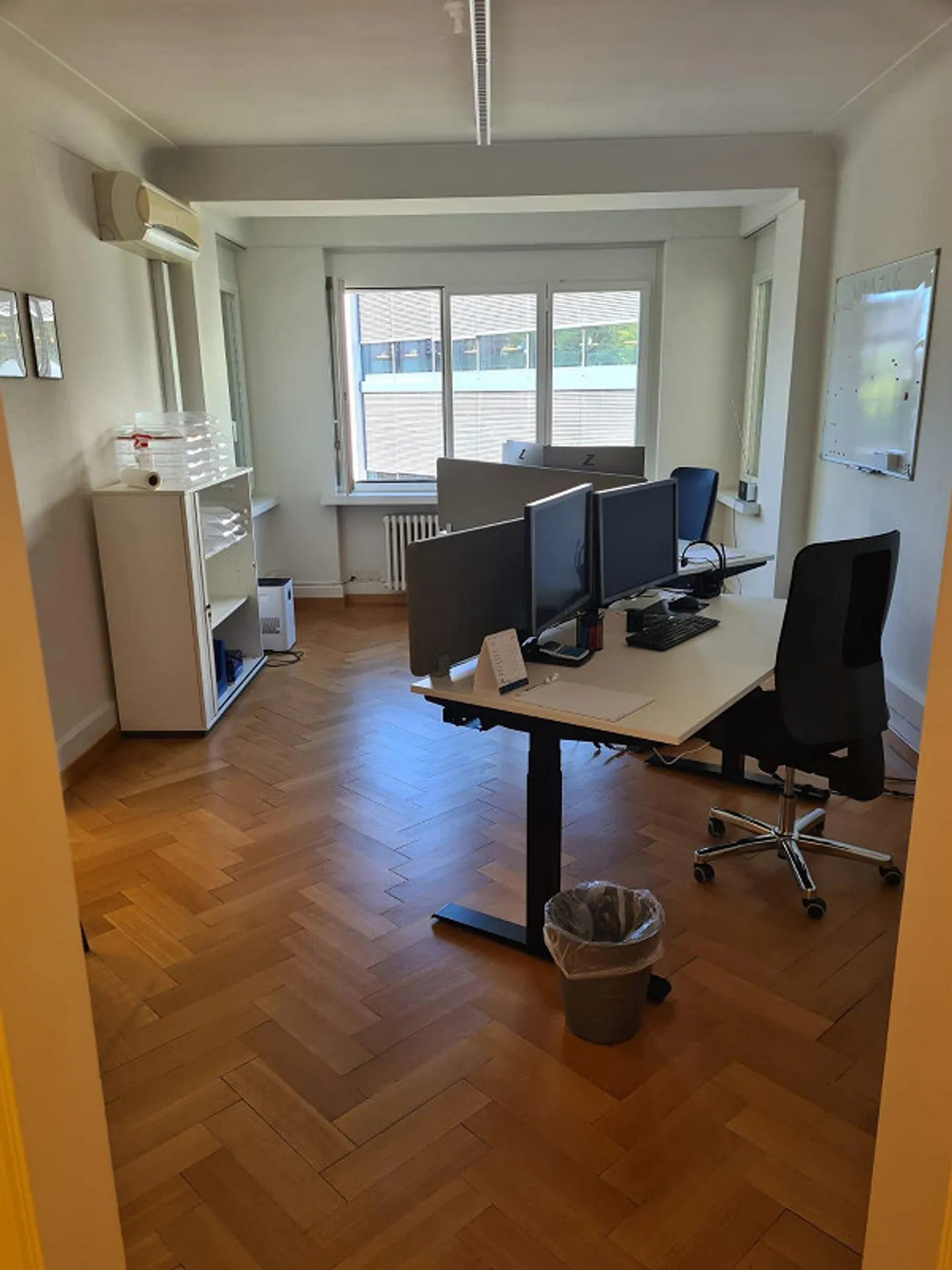 Bright Office Spaces in the Center of ZUG - Photo 3 of 10