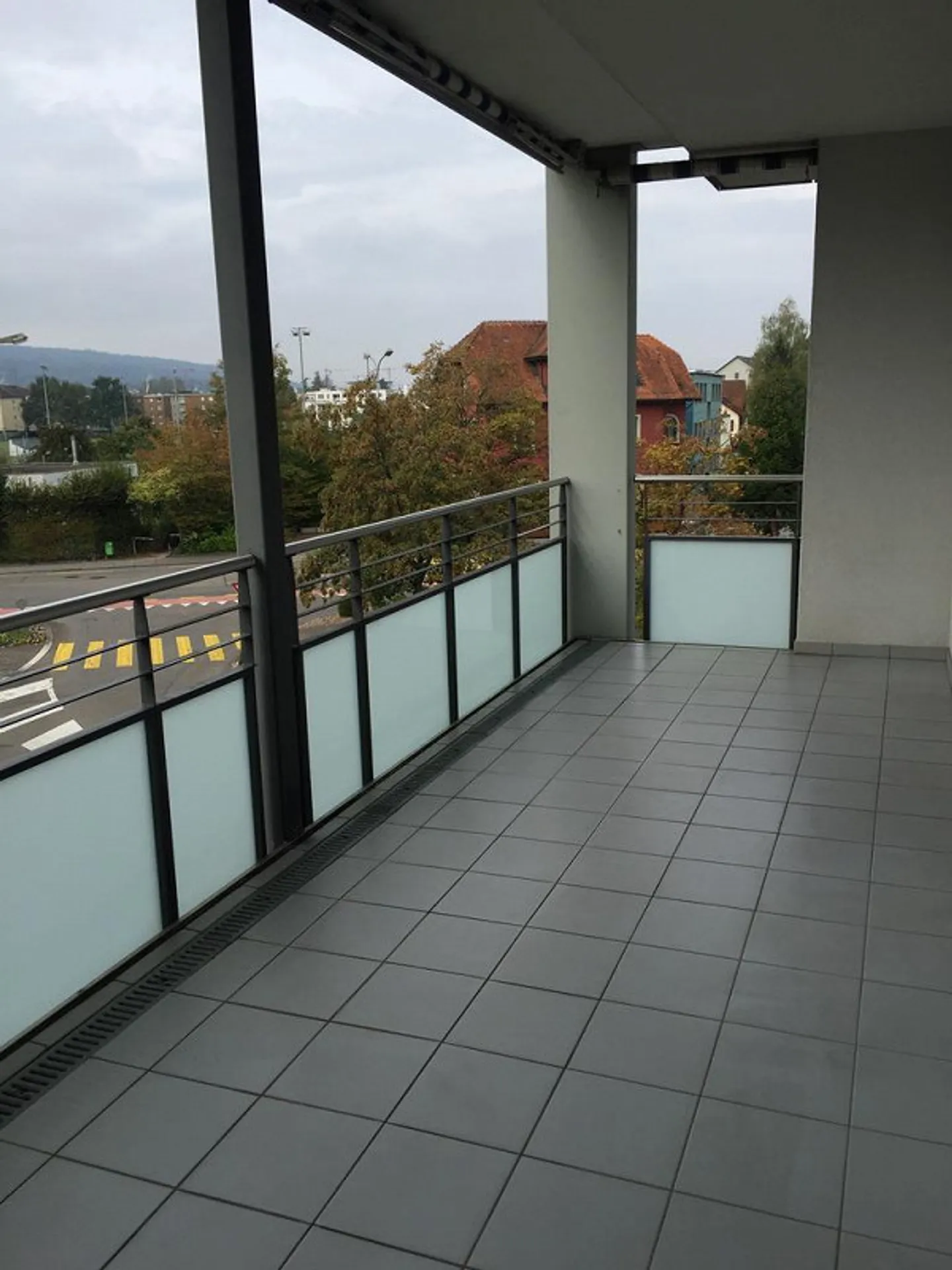 Appartamento luminoso vicino al centro del villaggio di Dübendorf - Foto 10 di 11