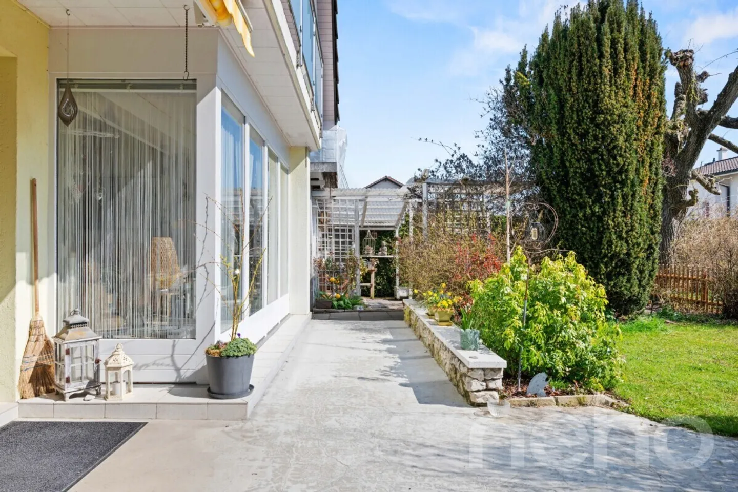 Spacious Family Home with Garden - Photo 10 of 13
