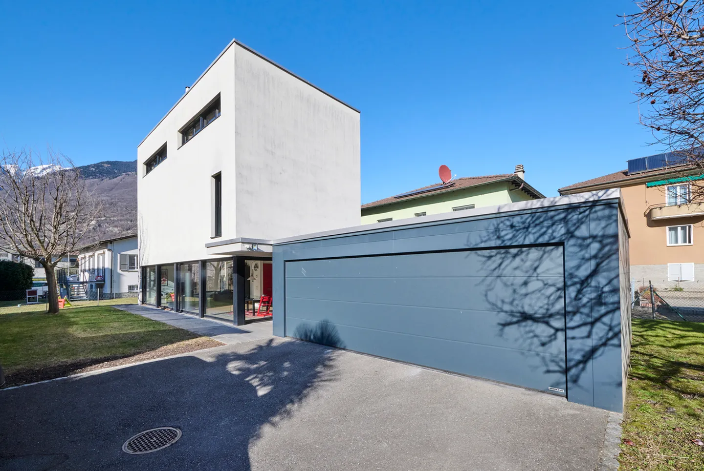 Outstanding modern villa near the center of Bellinzona - Photo 1 of 15