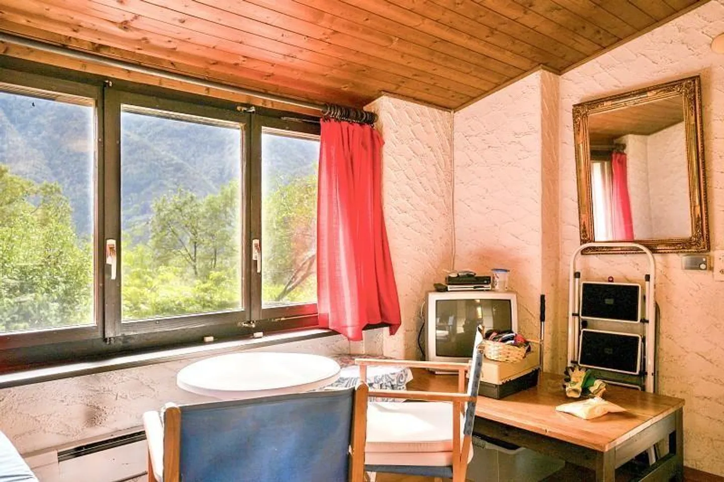 Chalet 4 1/2 locali in una posizione molto tranquilla e soleggiata con vista - Foto 2 di 33