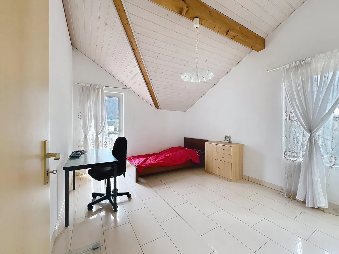 Charming Villa Near School - Photo 7 of 11