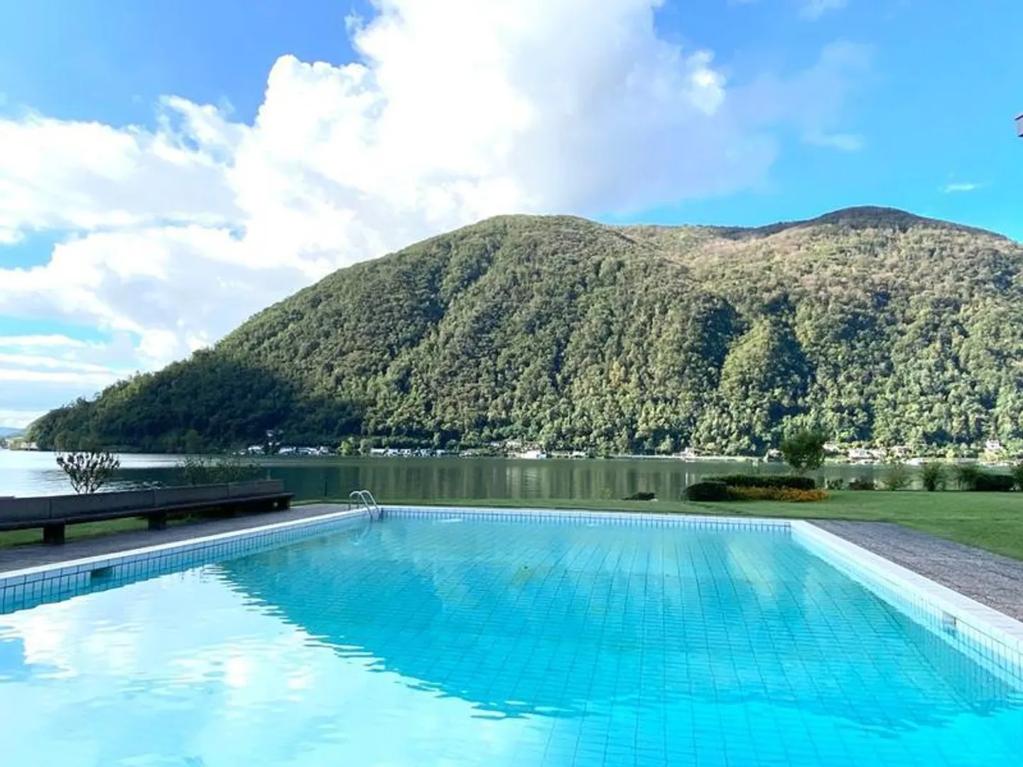 4.5-ROOM APARTMENT IN A RESIDENCE DIRECTLY ON THE LAKE - Photo 1 of 10