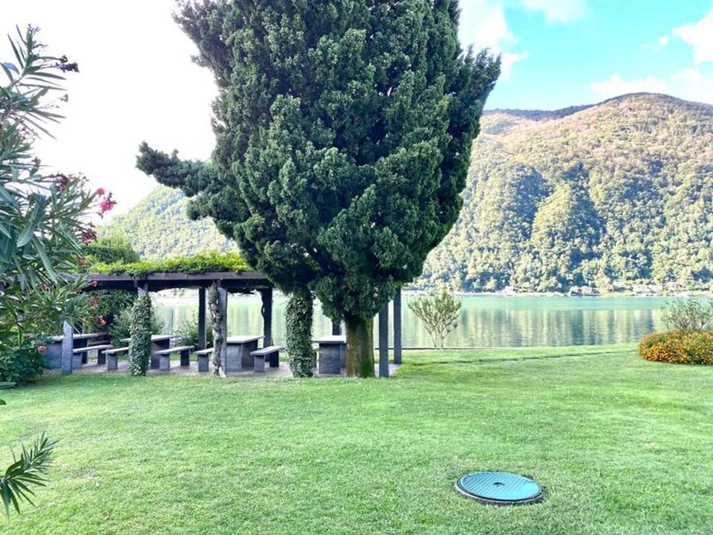4.5-ROOM APARTMENT IN A RESIDENCE DIRECTLY ON THE LAKE - Photo 2 of 10