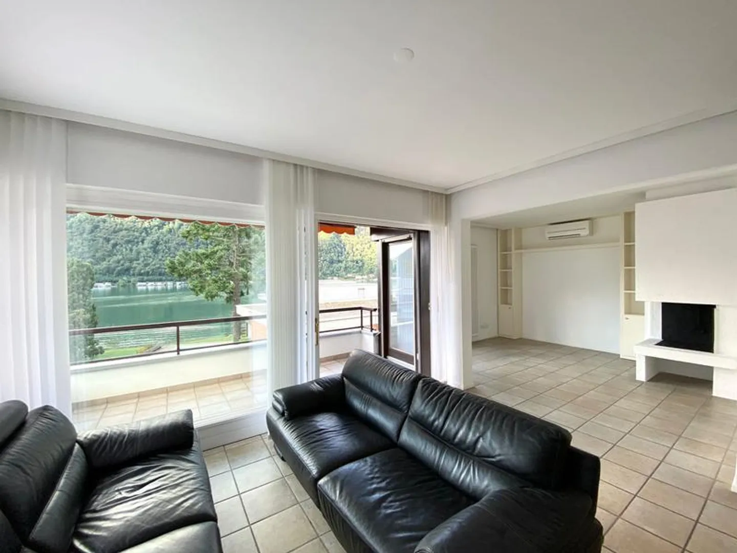 4.5-ROOM APARTMENT IN A RESIDENCE DIRECTLY ON THE LAKE - Photo 3 of 10
