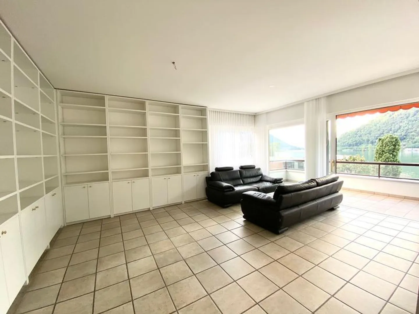 4.5-ROOM APARTMENT IN A RESIDENCE DIRECTLY ON THE LAKE - Photo 4 of 10
