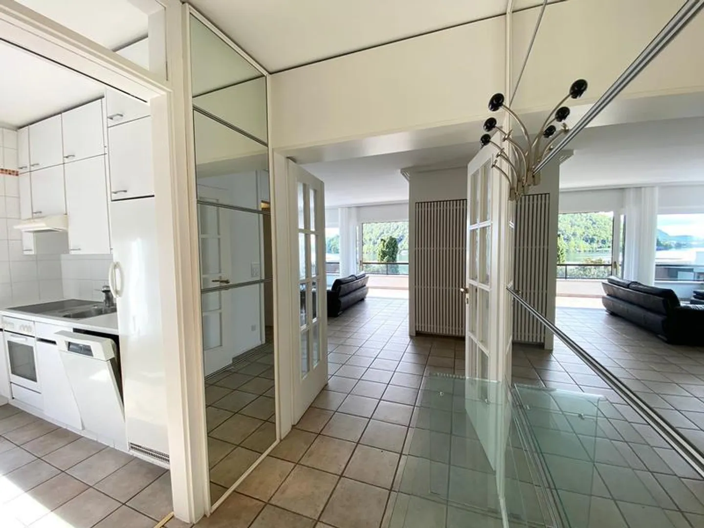 4.5-ROOM APARTMENT IN A RESIDENCE DIRECTLY ON THE LAKE - Photo 5 of 10