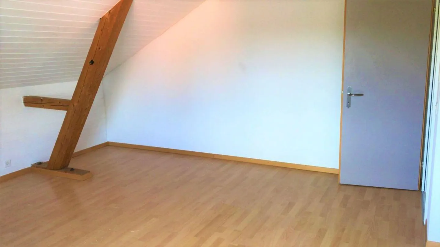 Appartement sous les combles spacieux de 2,5 pièces à louer - Photo 5 sur 9