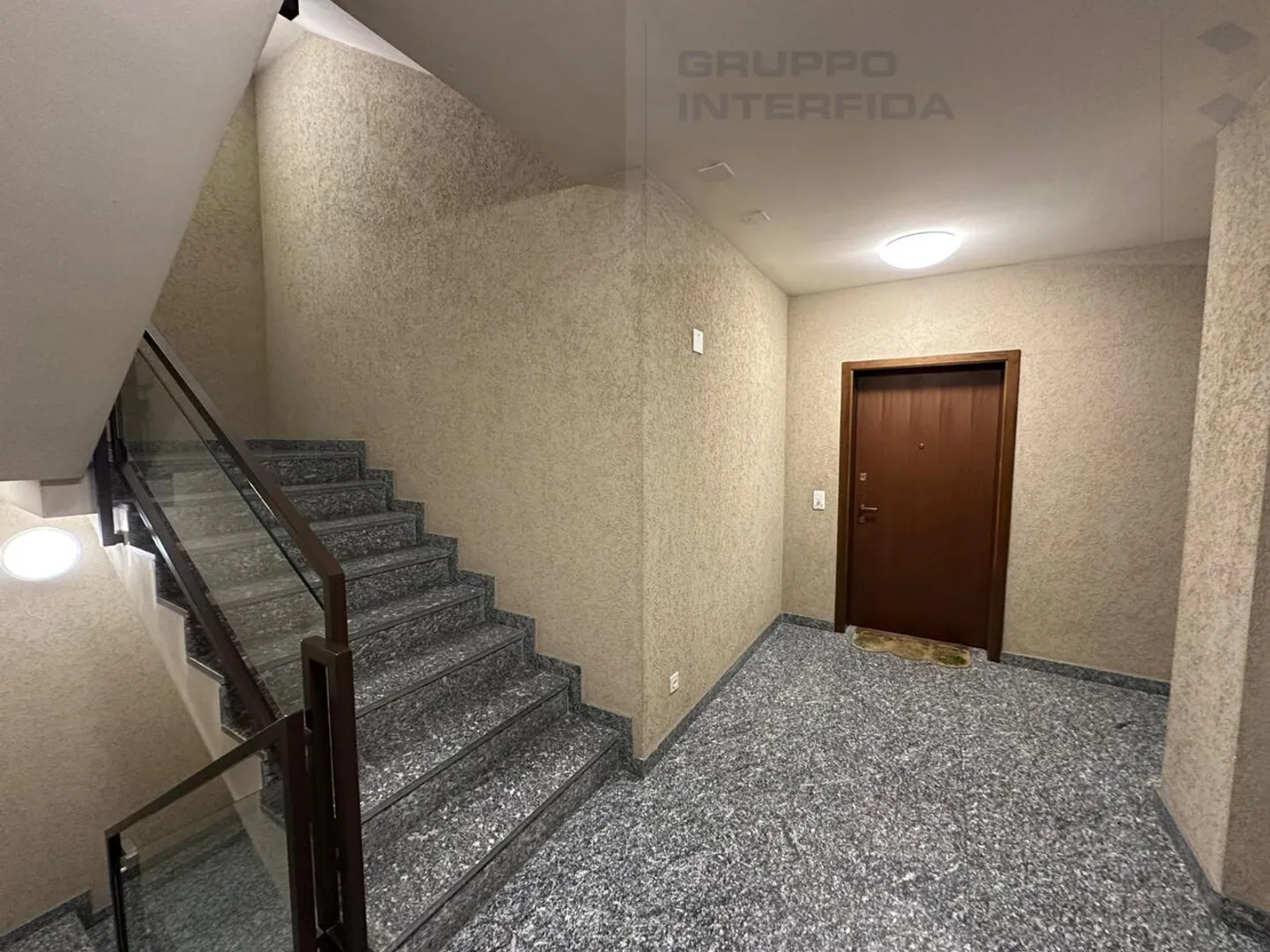 APPARTAMENTO LUMINOSO DI 4,5 STANZE AL TERZO PIANO - Foto 6 di 8