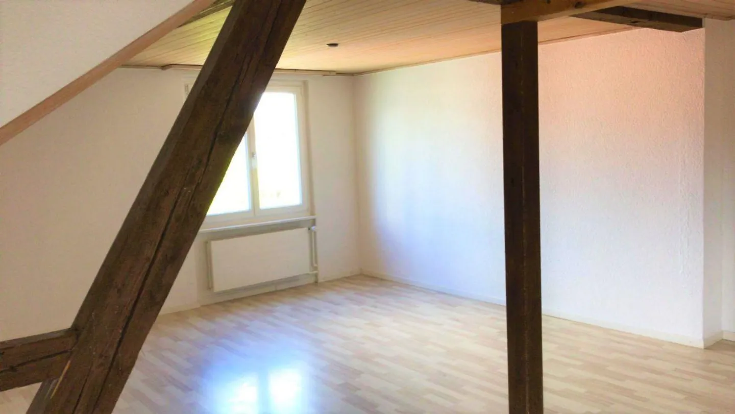 Appartement sous les combles spacieux de 2,5 pièces à louer - Photo 2 sur 9