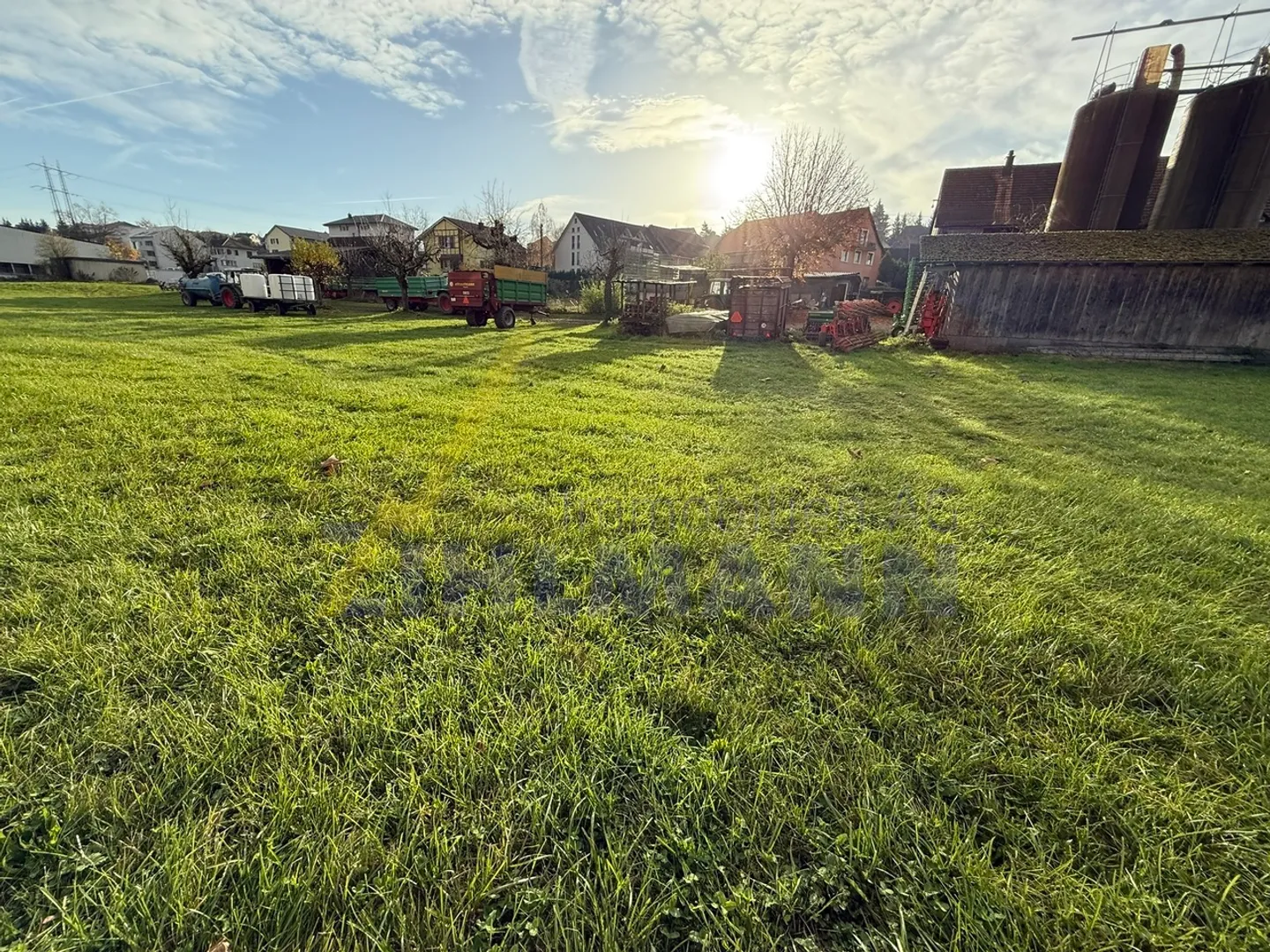 Terrain spacieux avec ferme - Photo 2 sur 15