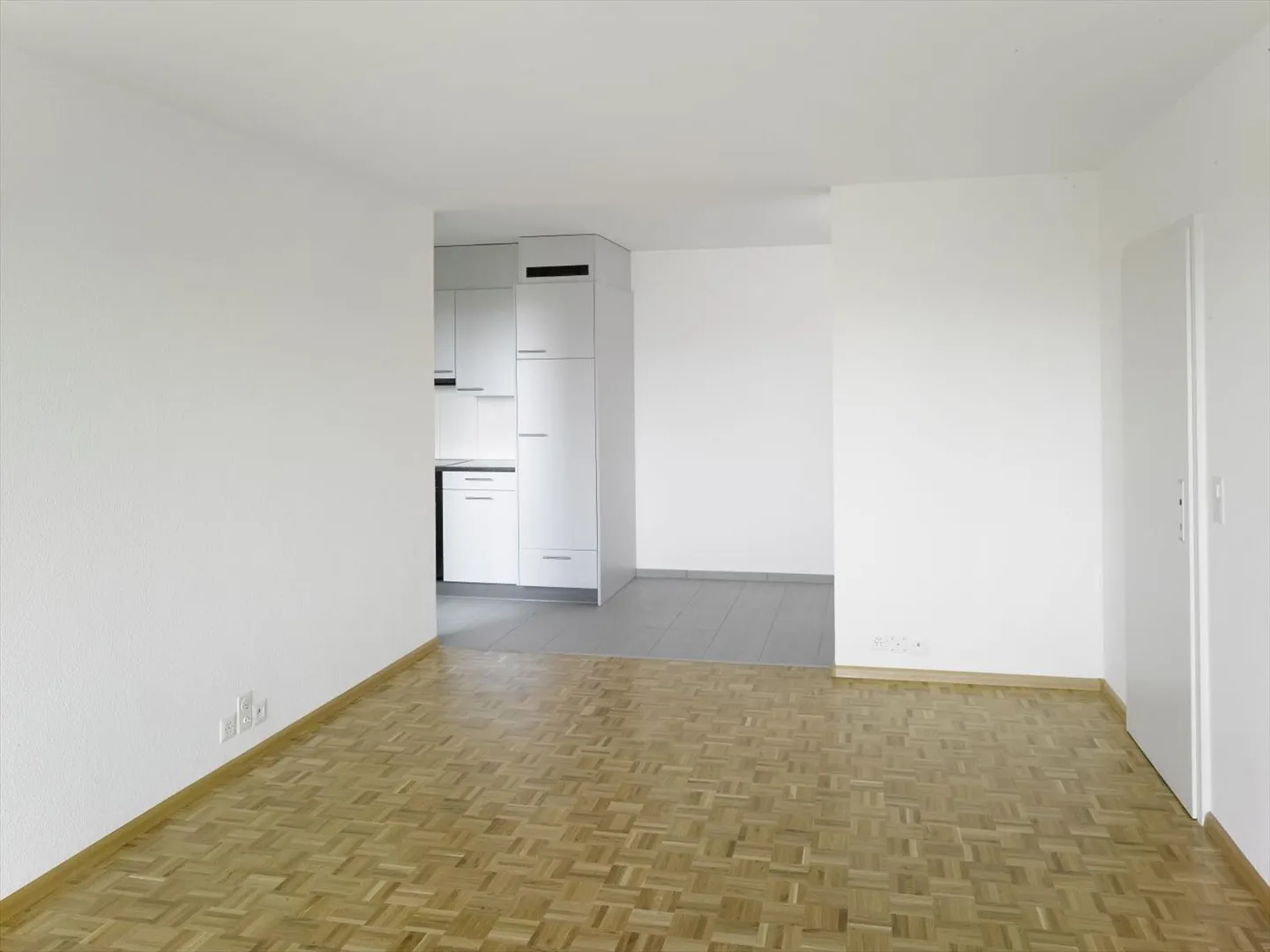 Modern 3-room apartment between the train station and the Langen Erlen - Photo 3 of 5