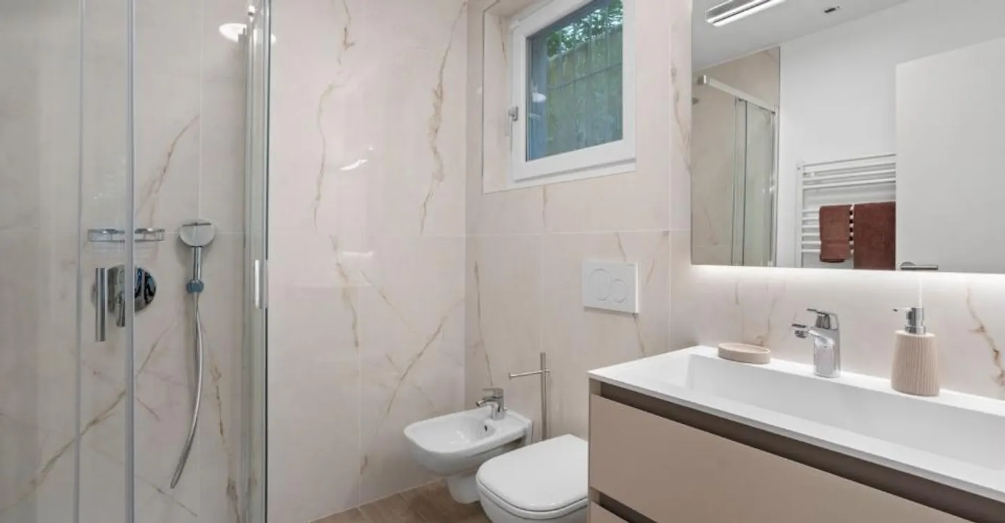 Montagnola – APPARTAMENTO ESCLUSIVO DI 3,5 STANZE IN UNA VILLA CON SOLI 4 UNITA', UN'OASI DI DESIGN NEL VERDE - Foto 10 di 12