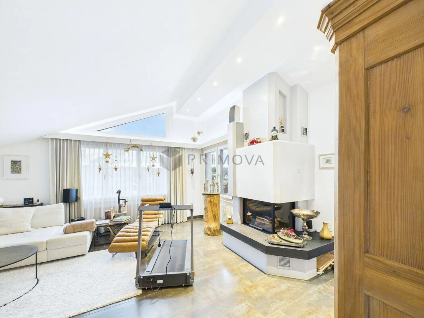 Exclusive living experience in Oberwil BL, completely renovated 4.5 room attic gem with the highest comfort - Photo 2 of 12