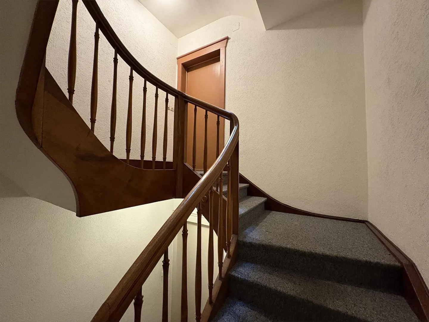 Original 3.5-room old building condominium in a sought-after location - Photo 3 of 10