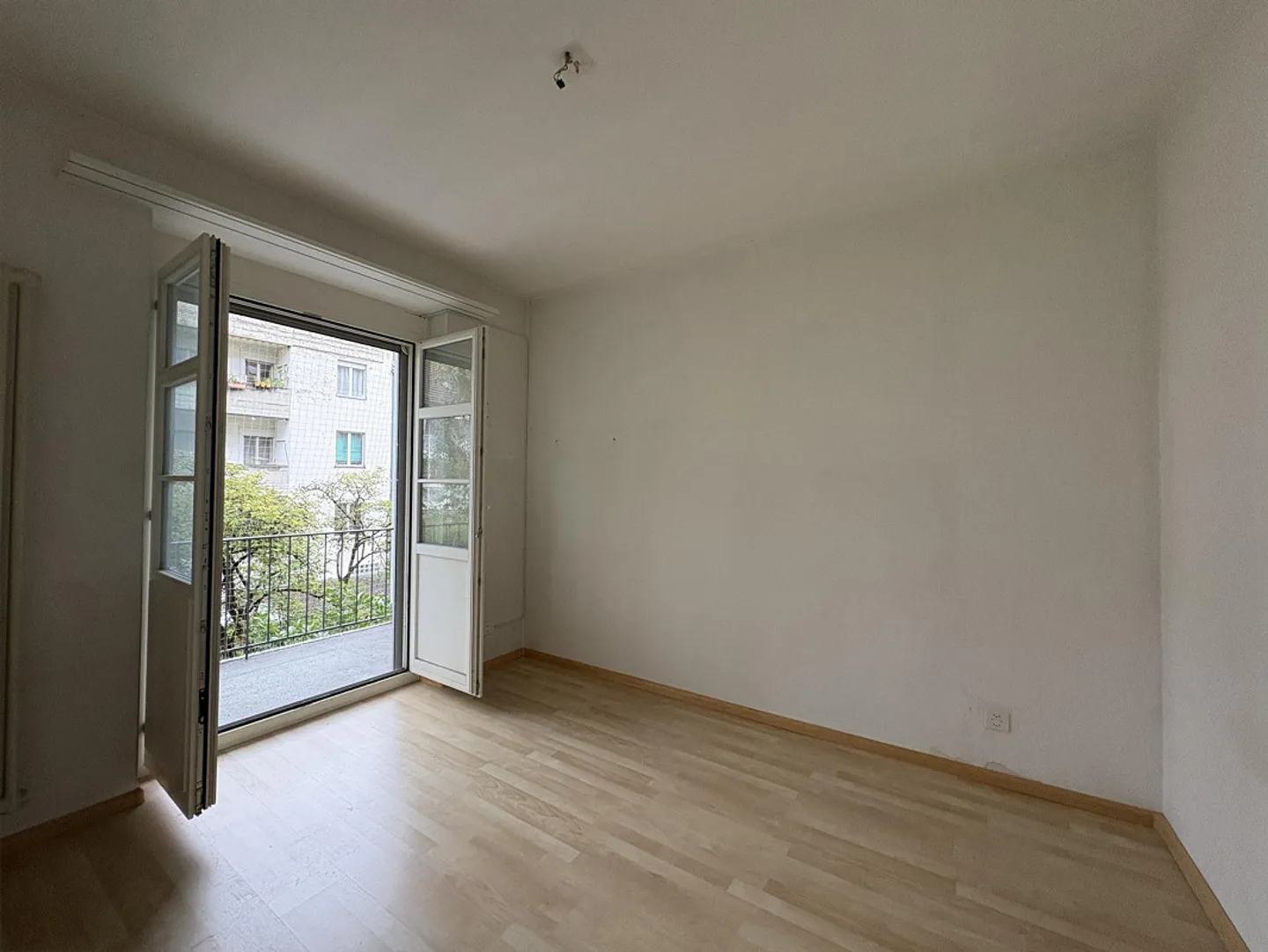 Original 3.5-room old building condominium in a sought-after location - Photo 9 of 10