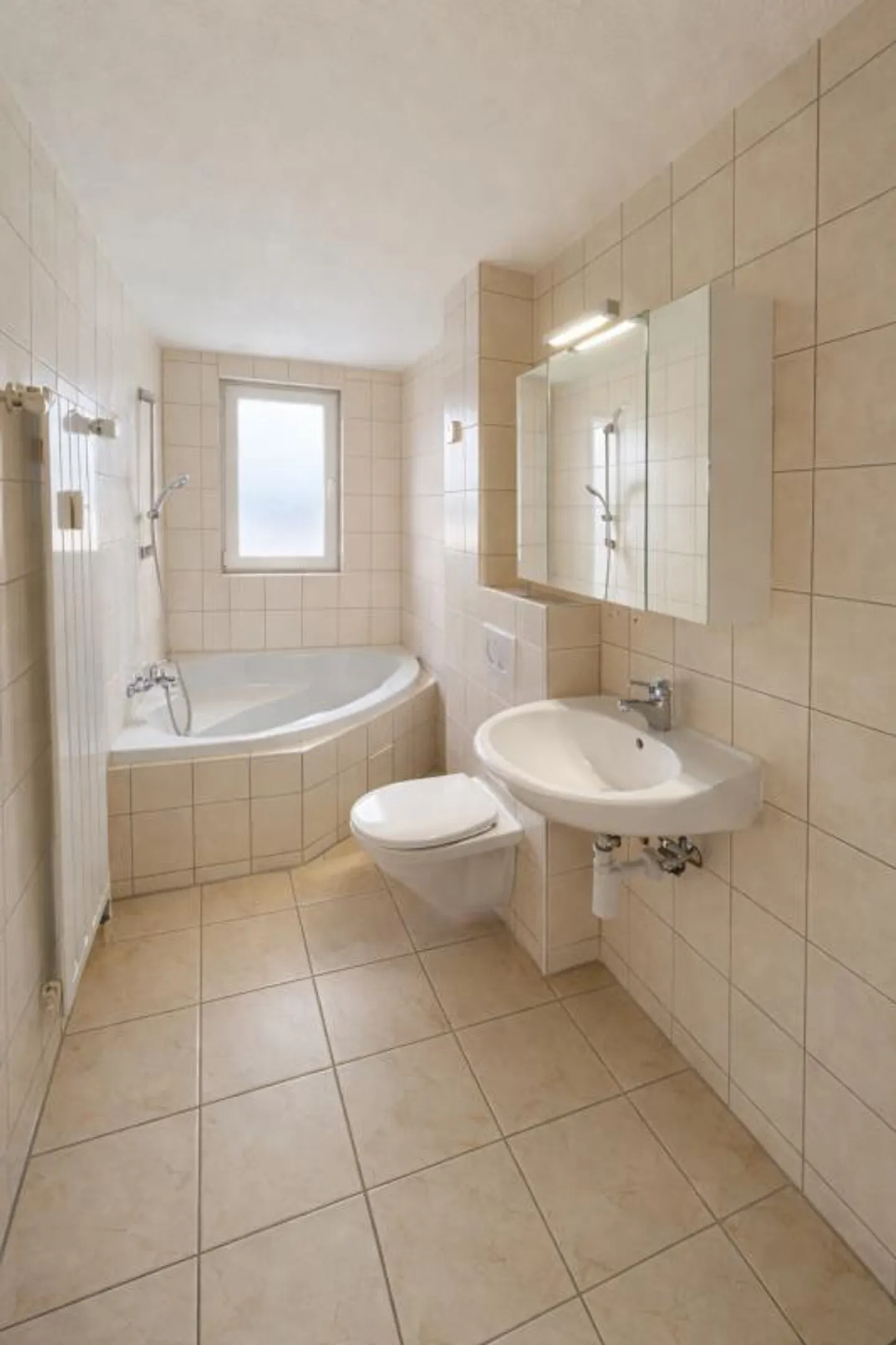 Charmante Dachwohnung mit Aussicht - Foto 2 von 7