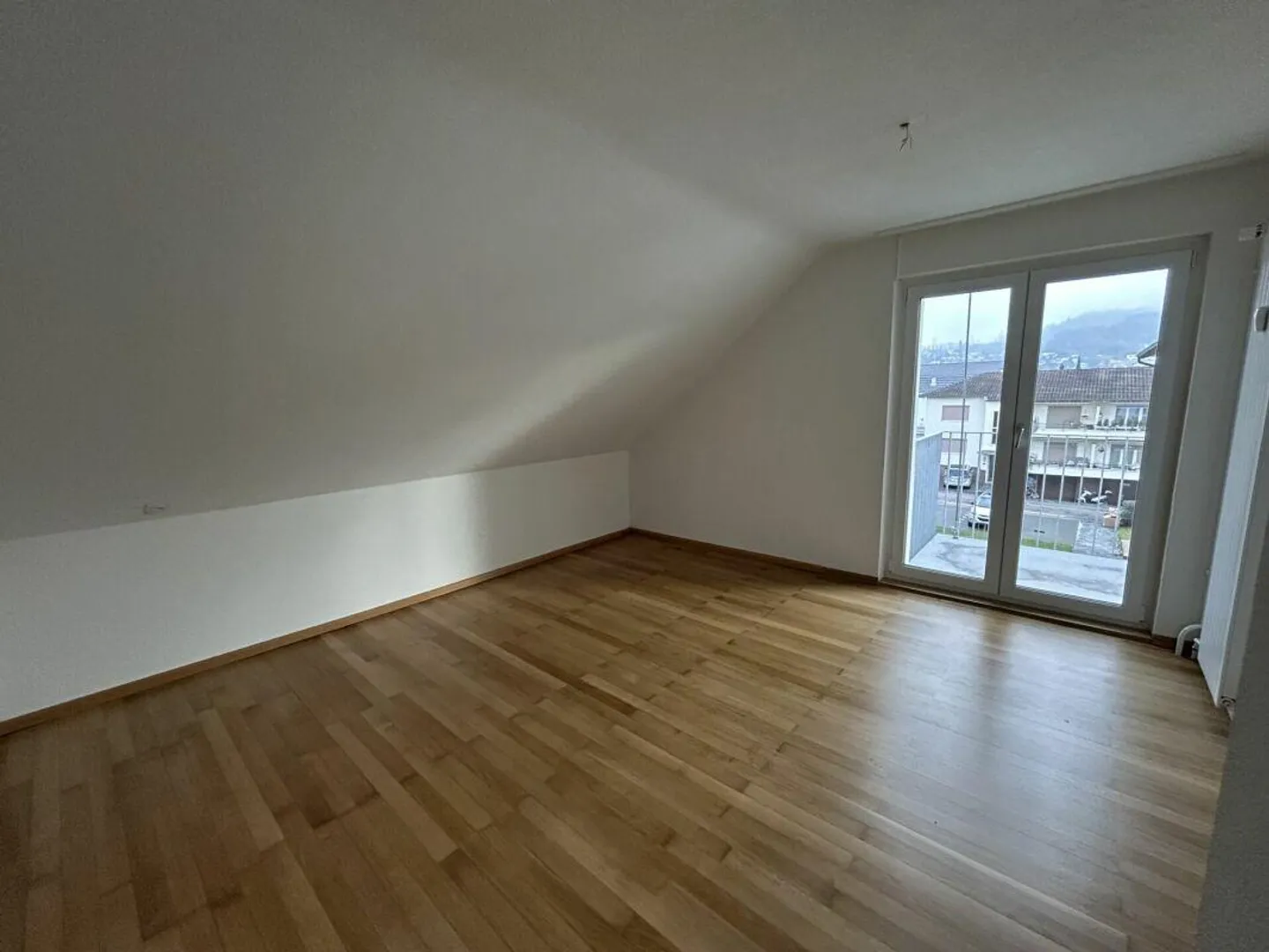 Charmante Dachwohnung mit Aussicht - Foto 3 von 7
