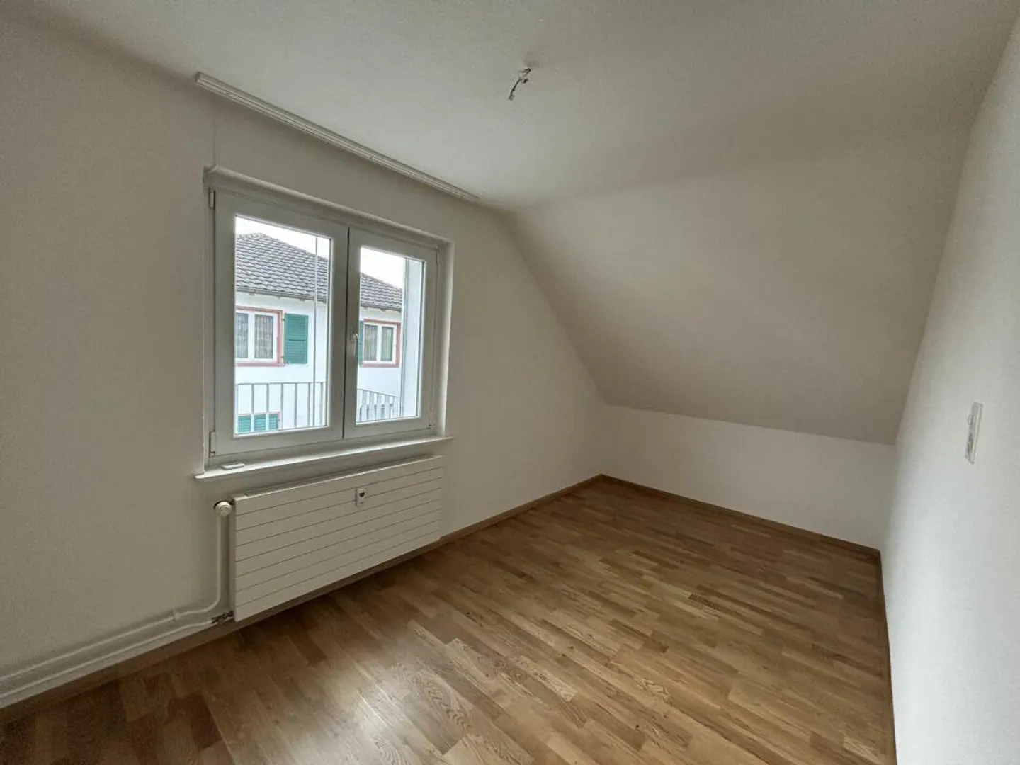 Charmante Dachwohnung mit Aussicht - Foto 4 von 7