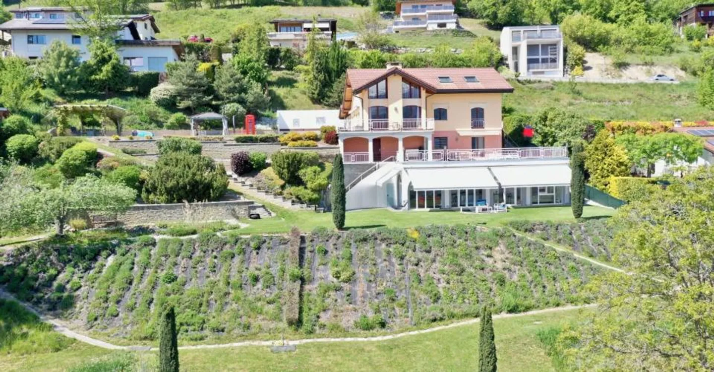 Magnificent property in PPE with 3 apartments (6.5 rooms + 3.5 rooms + 2.5 rooms) on - Photo 1 of 13